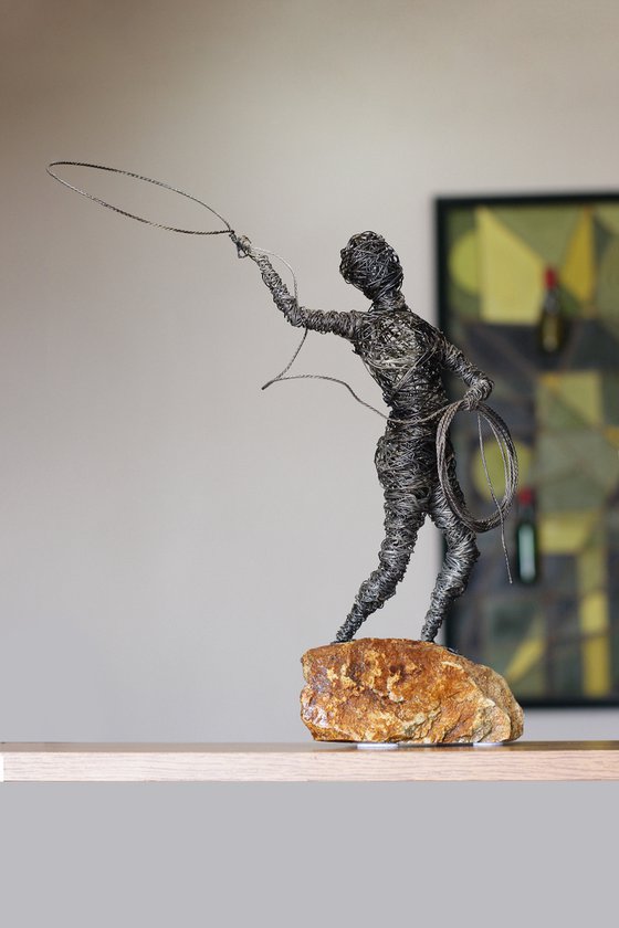 Success hunter (40x35x17 2kg iron, basalt)