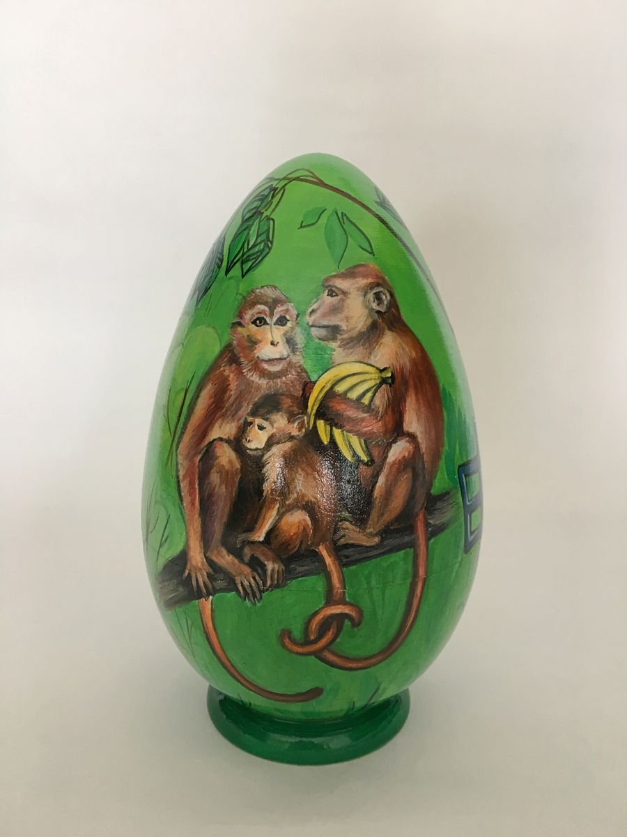 Monkey. Lacquered art painted on wooden egg (casket) by Liubov from LUMIAA