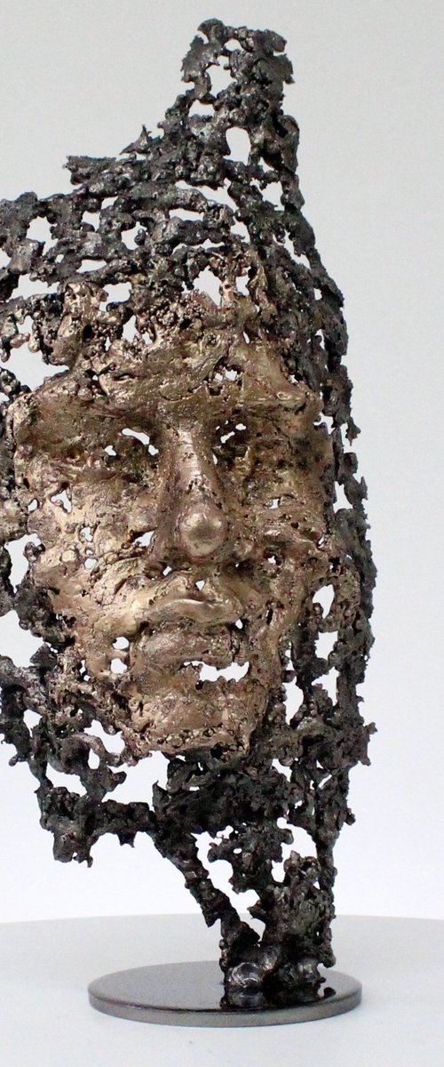 Out of the woods - Face sculpture bronze steel by Philippe Buil