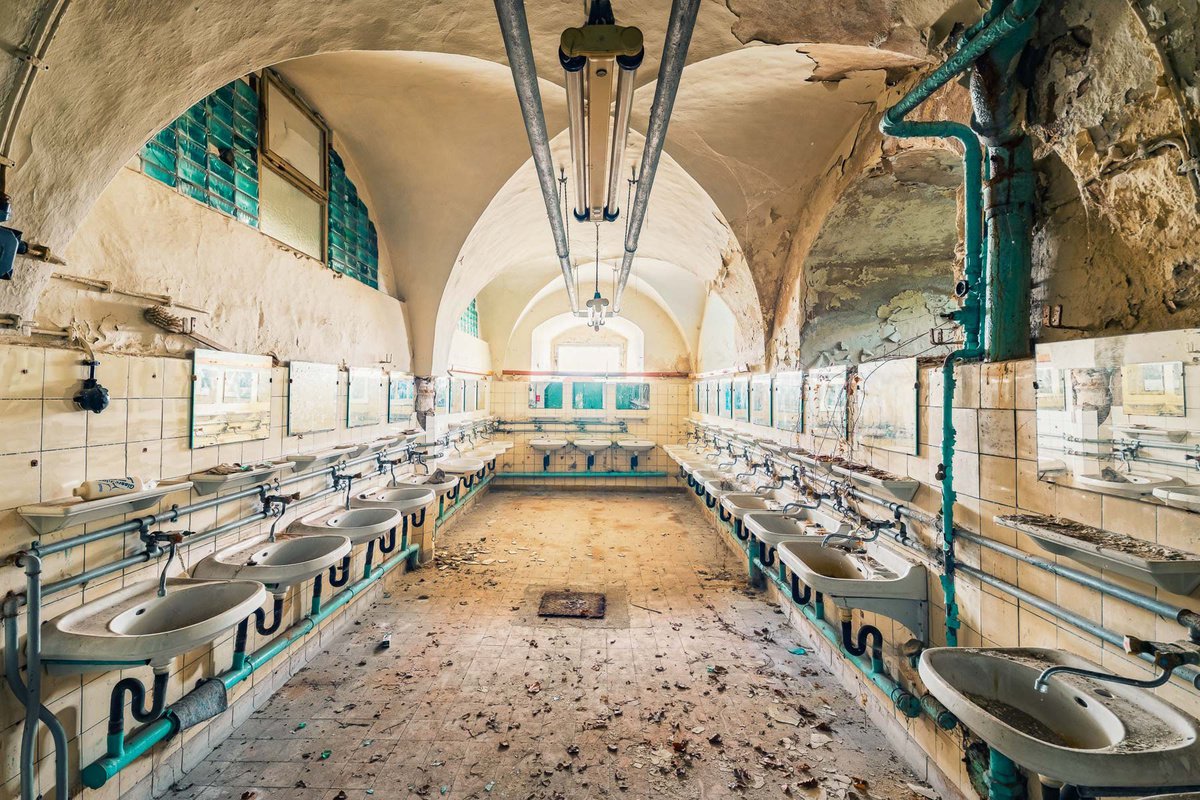 Photorealistic Cityscapes Photograph By Michael Schwan, 51 X 35", Washing Day, Original Artwork