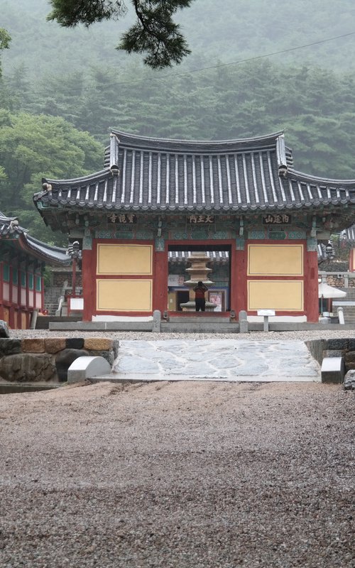 Cheonwangmun Gate in the Mist by sangwon jeon