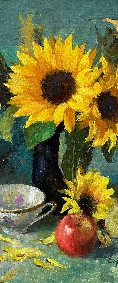 Bright Sunflower by Ling Strube