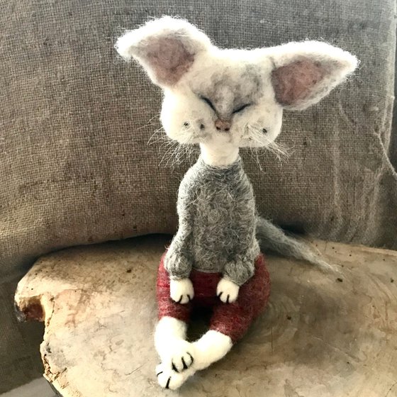Mrs White, felted wool cat, Les Loufoques series