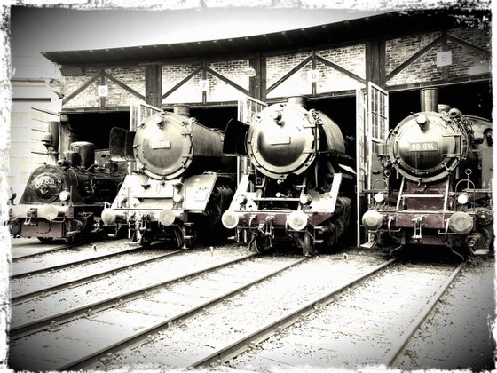 Old steam trains in the depot - print on canvas 60x80x4cm - 08496m3