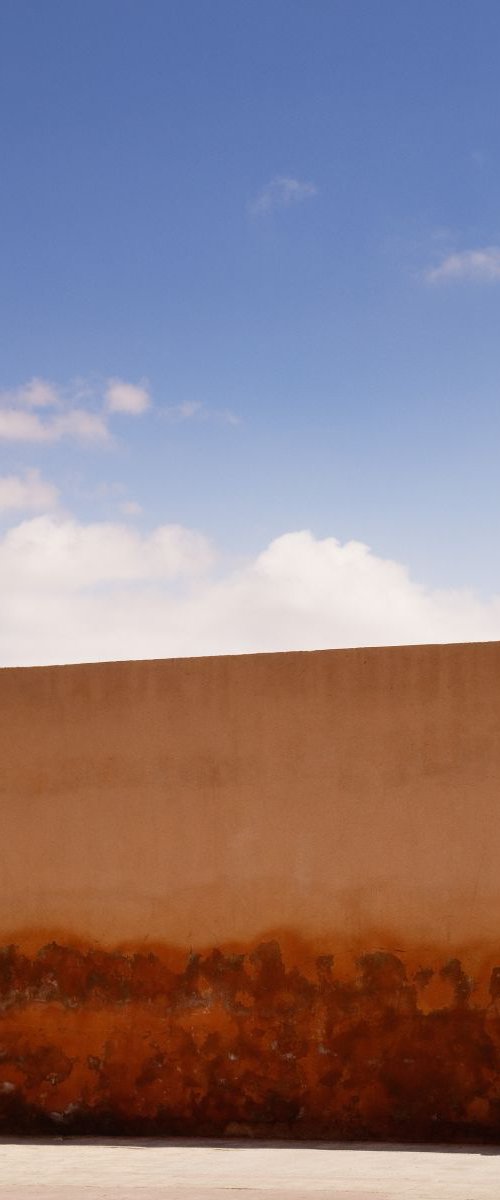 Along the walls of the Marrakesh Medina by Tom Hanslien