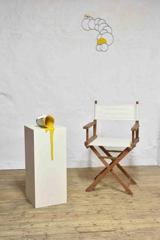Le vieux pot de peinture jaune