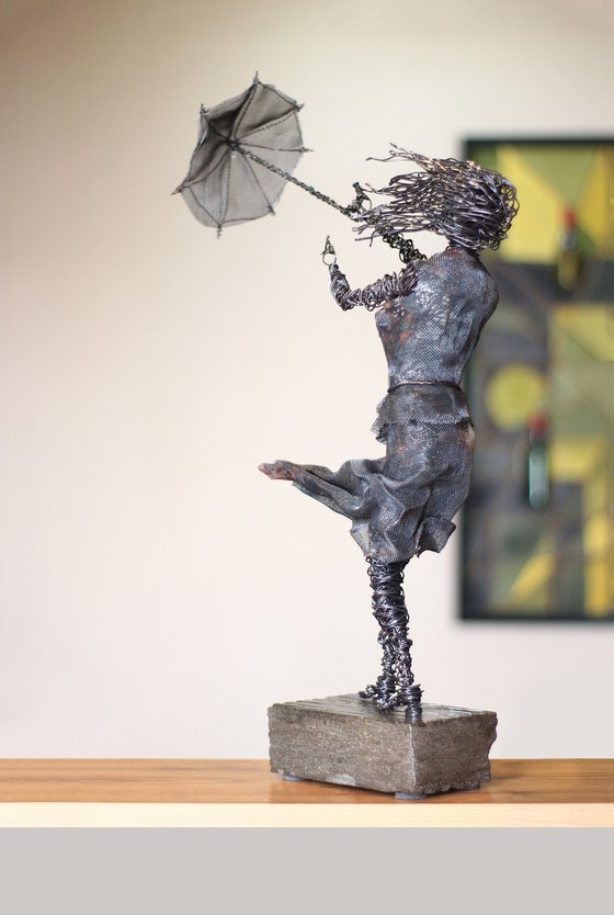 Playing with the wind (52x29x14cm 3kg iron, basalt)