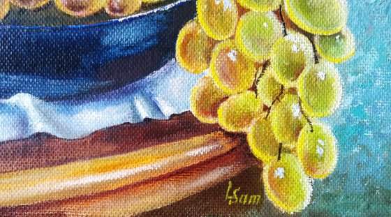 Autumn grapes on a blue plate