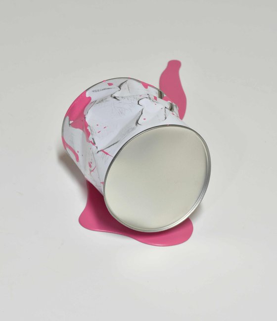 Le vieux pot de peinture rose