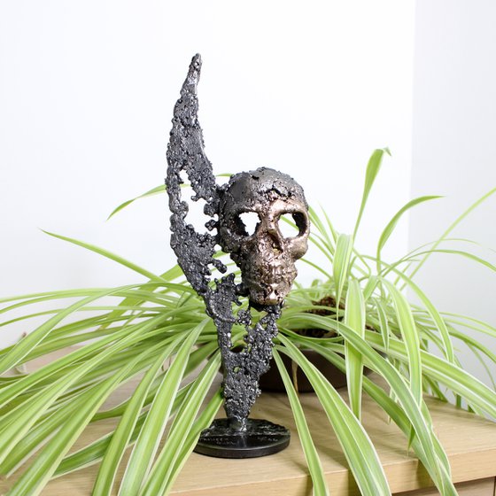 Flame skull 33-22 - Skull on flame metal sculpture