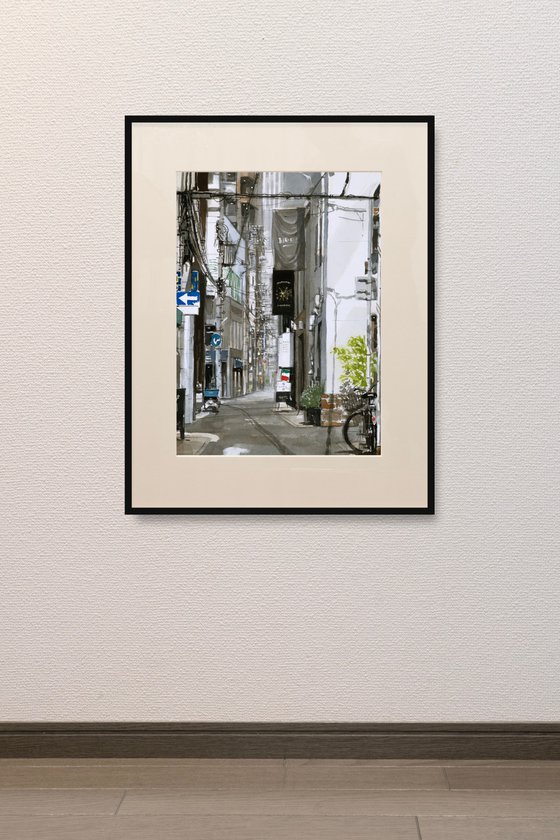 Urban Alleyway and Hanging Signs (都会の路地と吊り看板)
