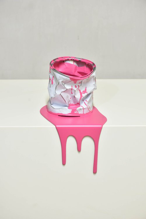 Le vieux pot de peinture rose - 331 by Yannick Bouillault