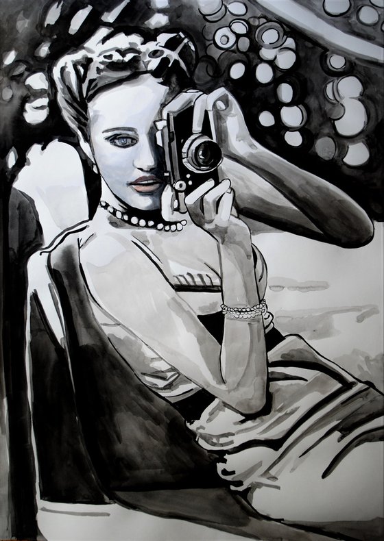 Lady with camera / 70 x 49.8 cm