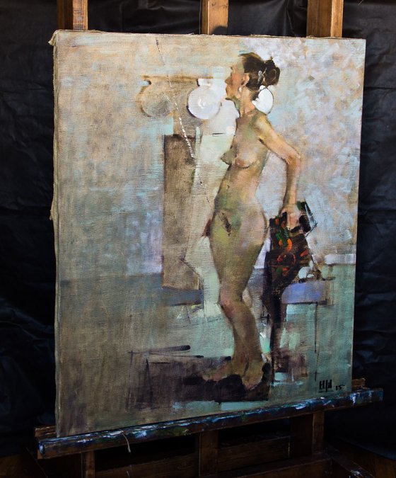 Nude woman model in artstudio.