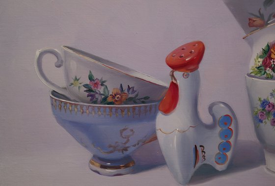 "Still life with a figurine of a rooster"