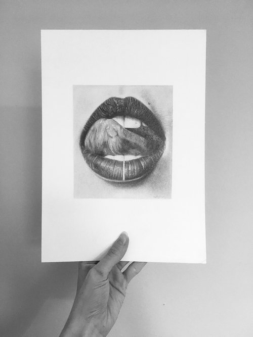 Licking lip drawing with gold details by Amelia Taylor