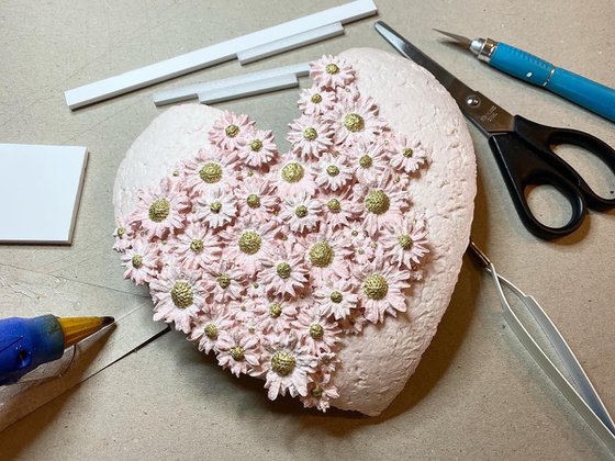 As Fresh as a Daisy (Pale pink on domed heart)