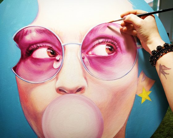 Painting "Girl with bubble gum" on a round stretcher 58 cm (22.83 inches) With blue hair and pink glasses