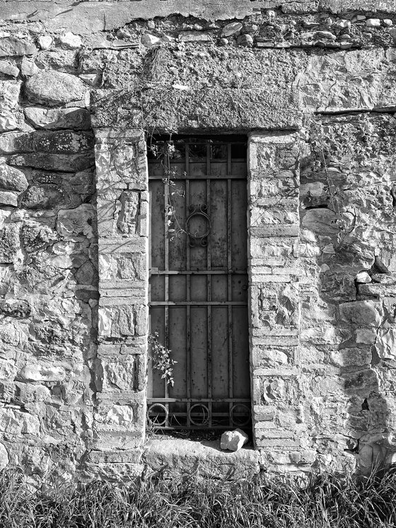 NT#158 chianti door B&W