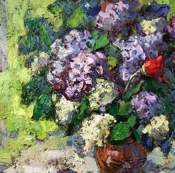 A bouquet of lilacs on the table