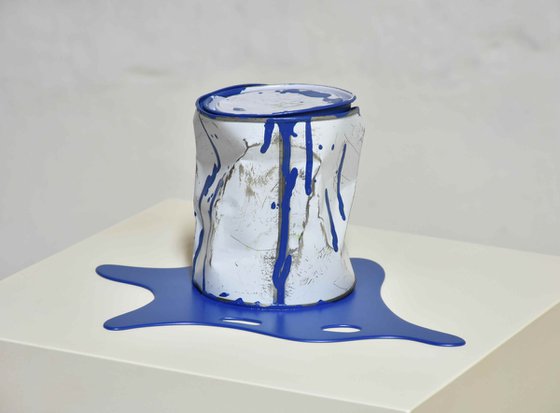 Le vieux pot de peinture bleu