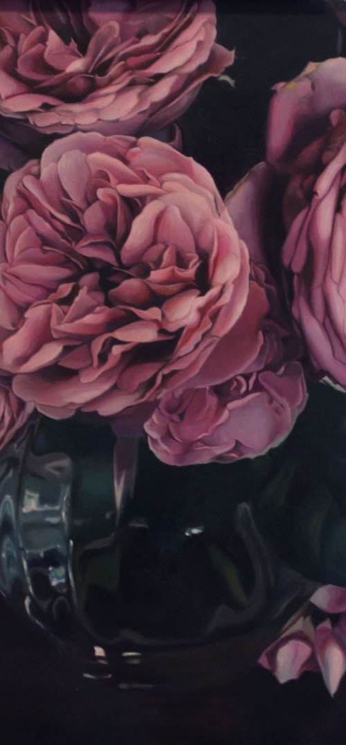 roses in a glass vase by Darya Klunnikova