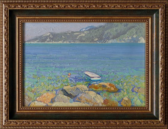 A boat near the rocks in Turunc