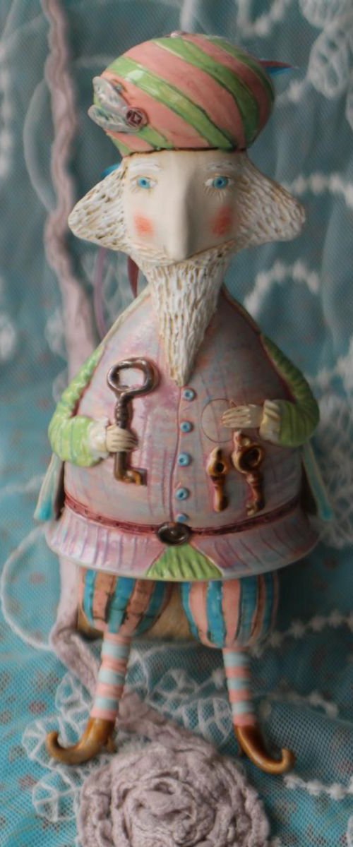 Wise man with the keys. Small ceramic sculpture, bell-doll by Elya Yalonetski