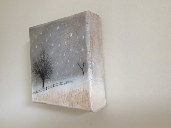 “Snowy Haze” Miniature Size 15x15x4cm