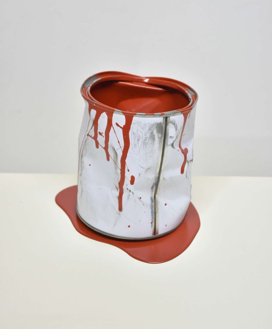 Le vieux pot de peinture rouge