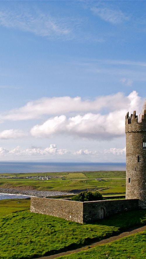 Doonagore Castle by Alex Cassels