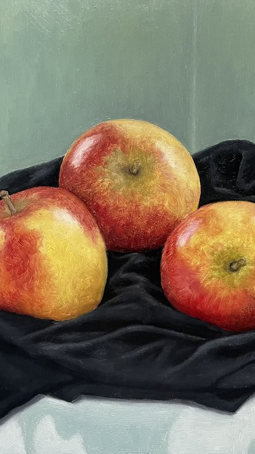 Apples on cloth by Emma Sperring