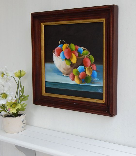 Colorful grapes in a bowl. Still life, 25x25cm