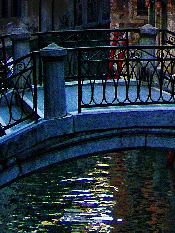 Calle líquida y puente
