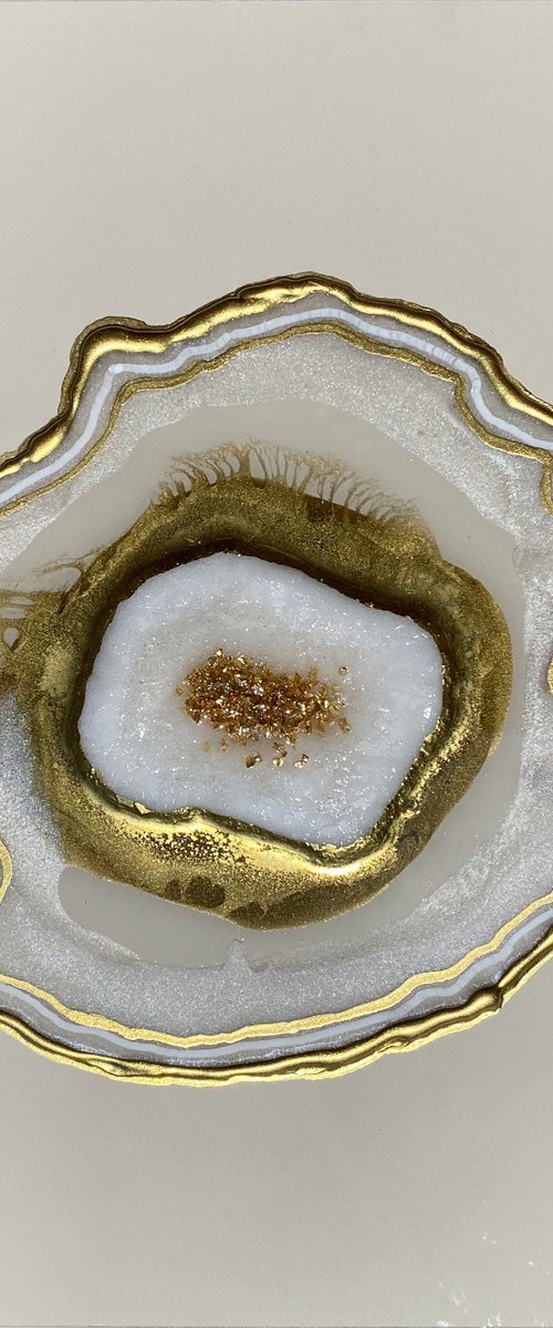 Ivory geode 3 by Alexandra Dobreikin
