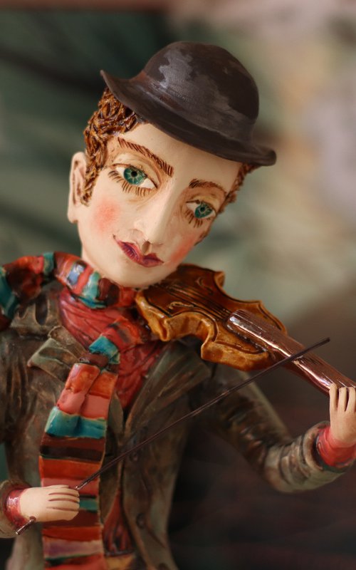 The Fiddler. Ceramic sculpture by Elya Yalonetski