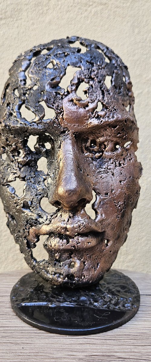 A tear 58-23 - Face sculpture metal lace steel and bronze by Philippe Buil