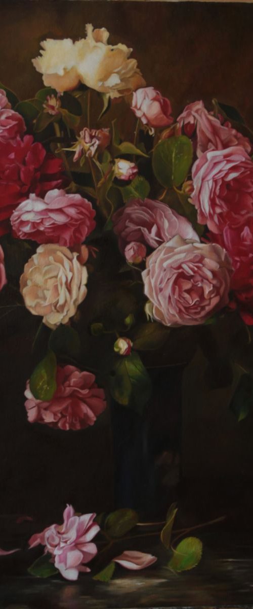 roses in a vase by Darya Klunnikova