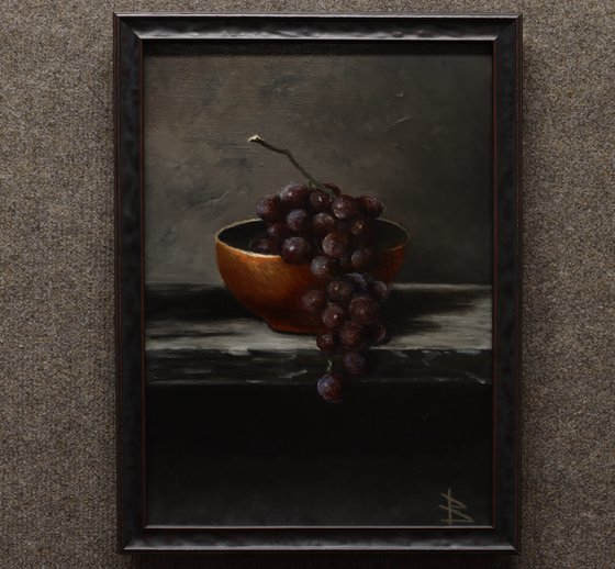 The bowl with grapes