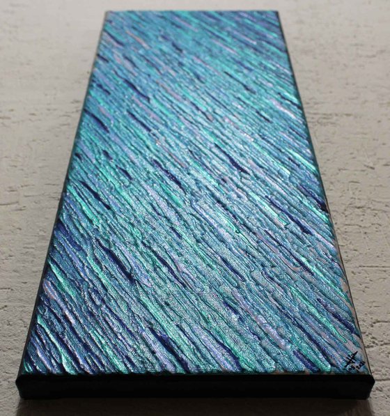 Iridescent blue pearly white knife texture