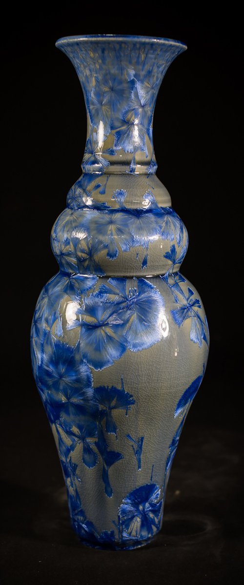porcelain vase by Iñaki San
