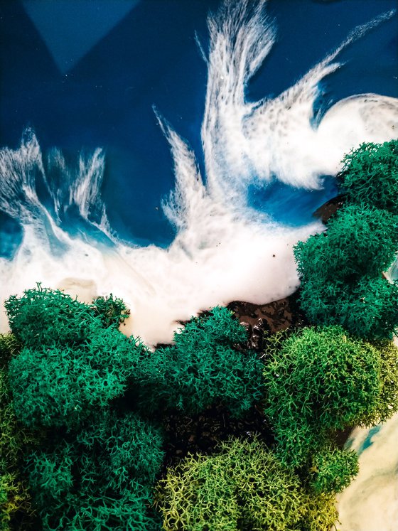 Ocean Round Resin with Moss