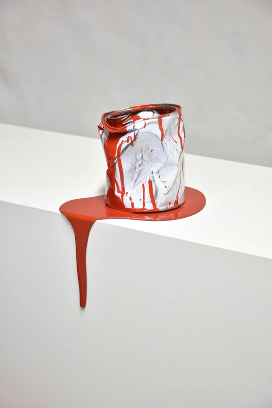 Le vieux pot de peinture rouge