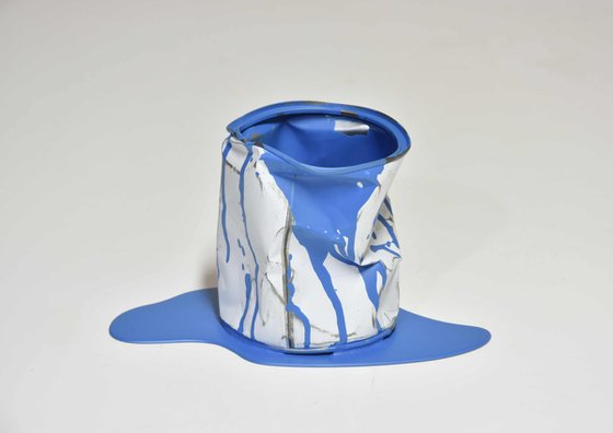 Le vieux pot de peinture bleu