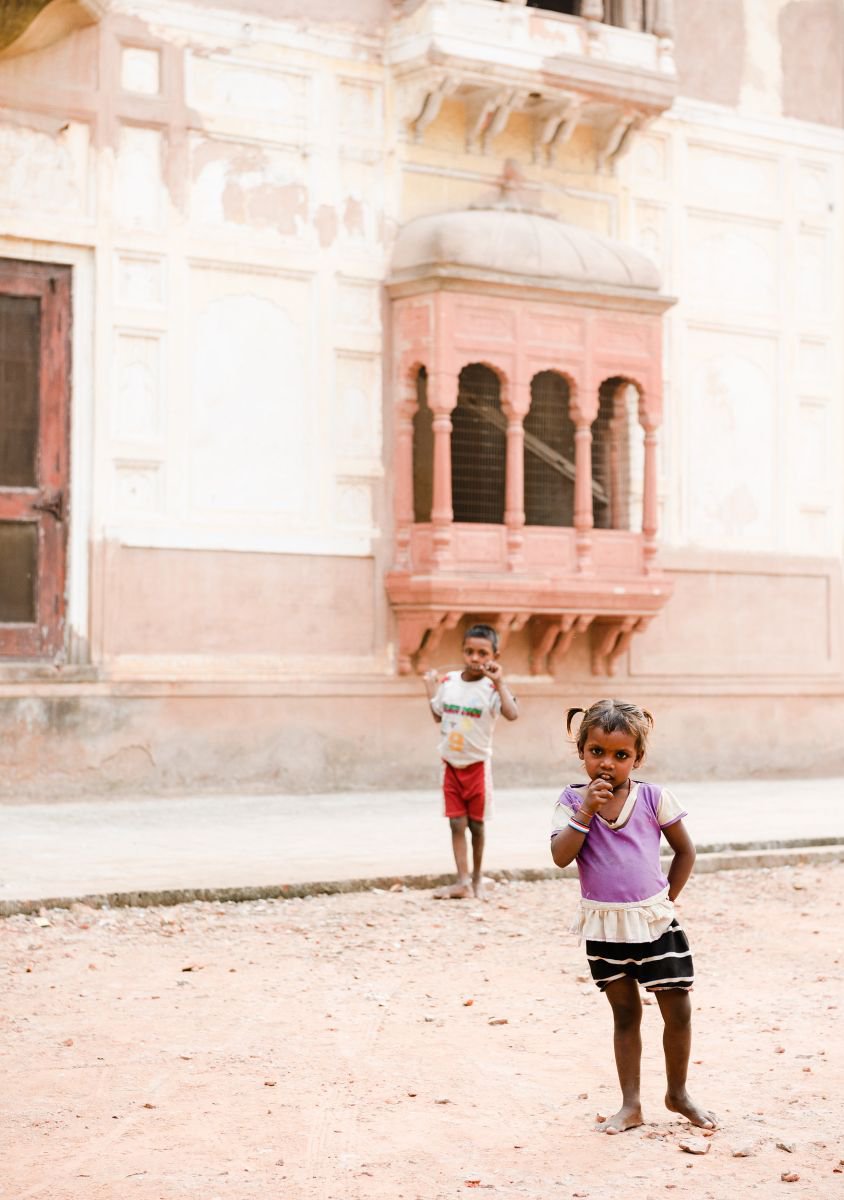 Begging Children in Amritsar. (84x119cm) by Tom Hanslien