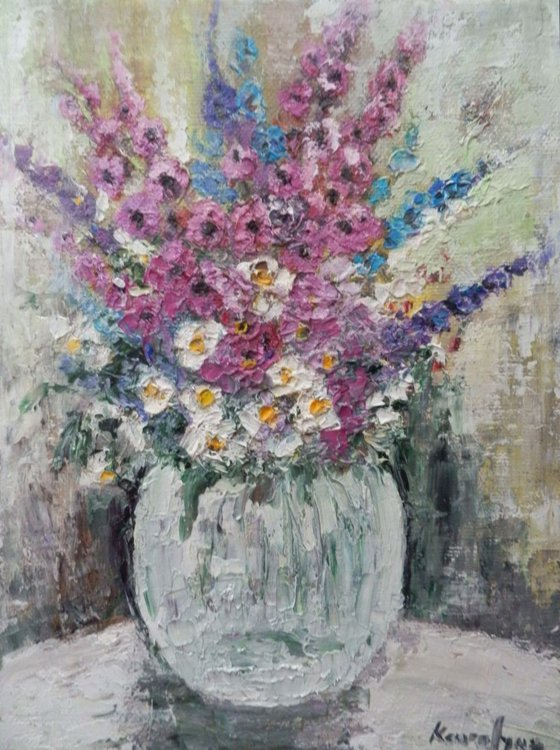Vase with tiny flowers