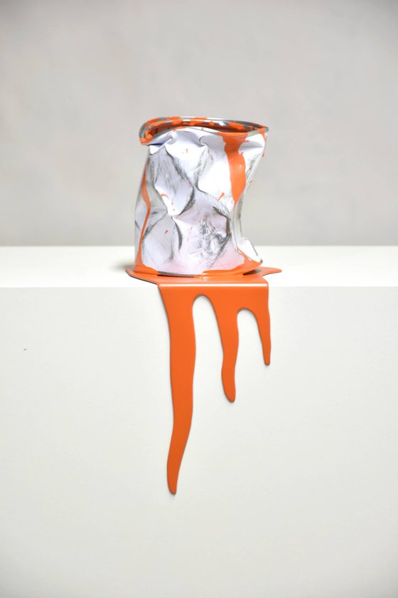 Le pot de peinture orange