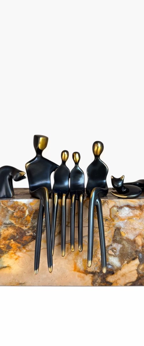 Family with pets sculpture by Yenny Cocq