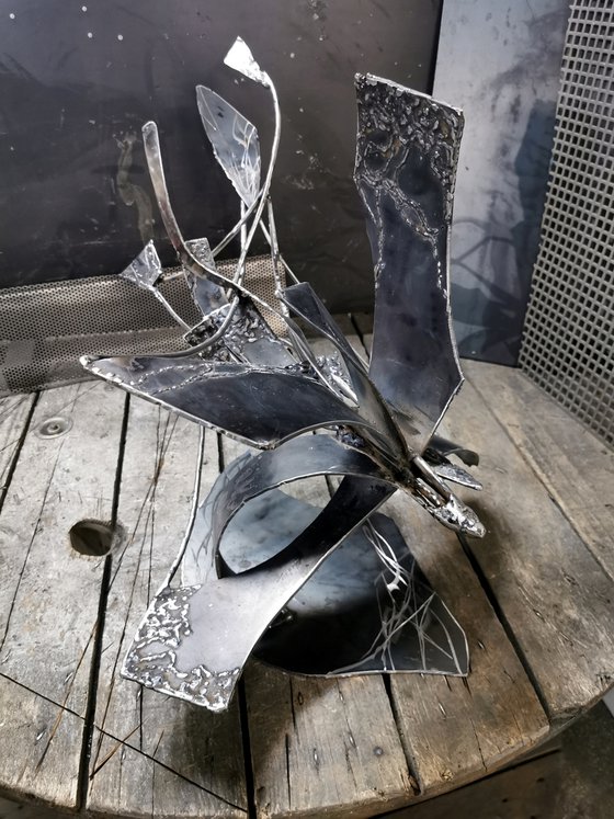 Unique welded iron sculpture beautiful space effects Star bird playing with her shape signed O KLOSKA