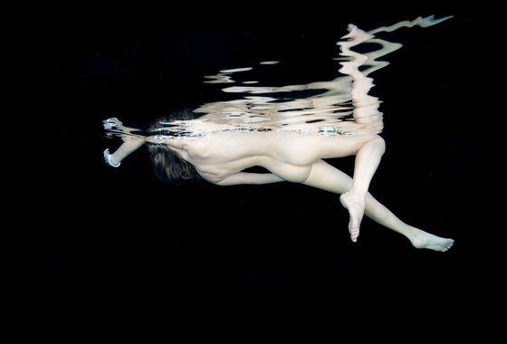 Porcelain II - underwater photograph - from series Porcelain - print on aluminum